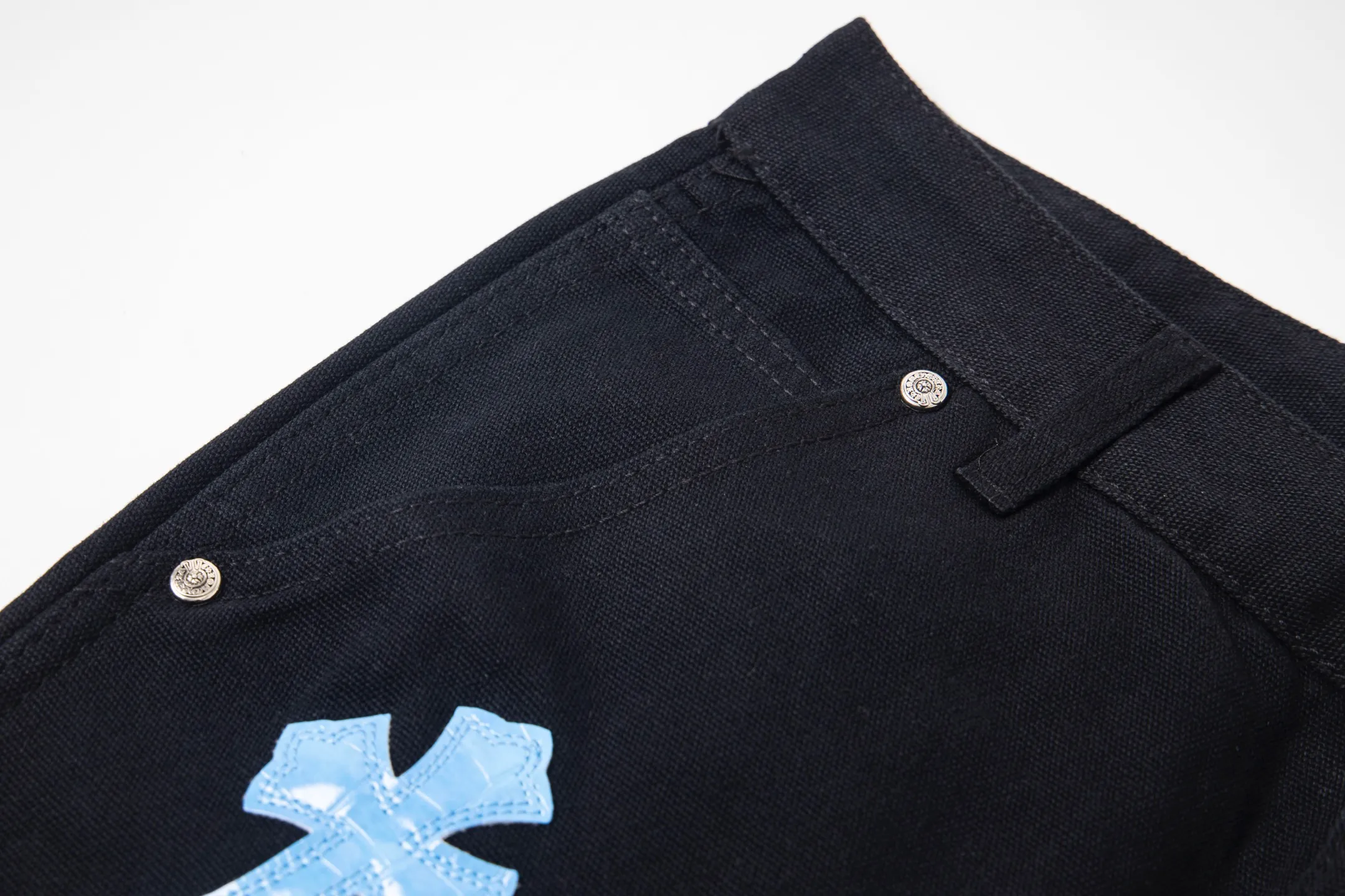P290 💰 (Top version) Chrome Hearts/Chrome Hearts 25FW CH workwear logging large cross patchwork leather limited sale jeans Chrome Hearts' pants with the most popular colors are made of beaded canvas fabric, and heavy washing makes the upper body of the fabric more textured and the pants are tall and straight! The three-dimensional cutting of the whole trousers is a masterpiece! The hardware is customized by zp. The beaded canvas fabric is thick and soft after being washed. It has good breathability. Customized small leather label. Unique design. The details are simple and elegant, and the workmanship is exquisite. The whole trousers are neatly routed and the details are in place! It’s so cool that both men and women can easily control the genderless trend! Color: Black Size: 28-30-32-34-36 (corresponds to S-M-L-XL-XXL)